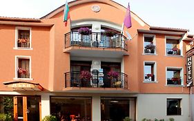 Lucky Hotel